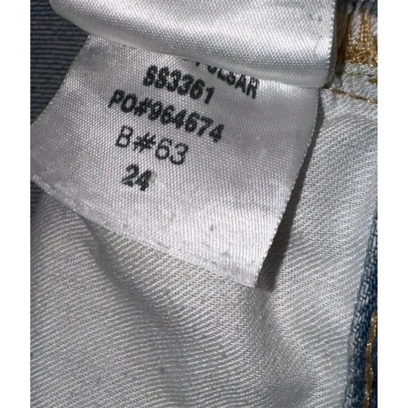 BDG size 24 Light Wash Blue Denim Low Rise Cut-Off Shorts Raw Hem Vintage - Picture 2 of 7